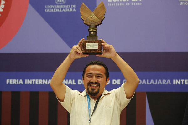 Autor maya James Sarao recibe el Premio de Literaturas Indígenas en la FIL mexicana - MarketData