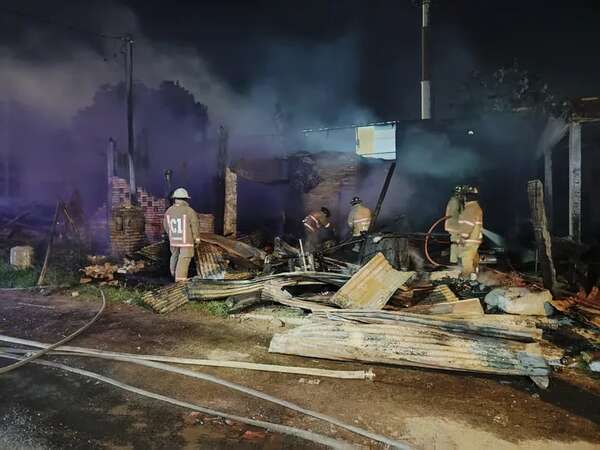 Video: Un incendio consumió por completo una carpintería en Fernando de la Mora - Policiales - ABC Color