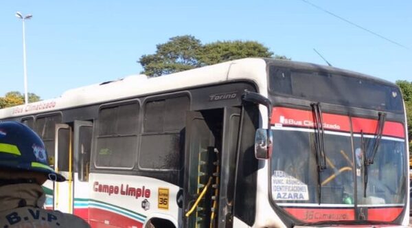 Un bus menos: la Línea 36 ardió en llamas sobre la Transchaco