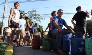 El rollo llega hasta Petropar a recargar su garrafa gratirola