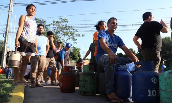 El rollo llega hasta Petropar a recargar su garrafa gratirola