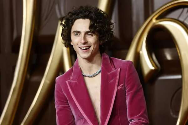 Timothée Chalamet brilló en el estreno de Wonka con un collar de mil piedras preciosas - Gente - ABC Color