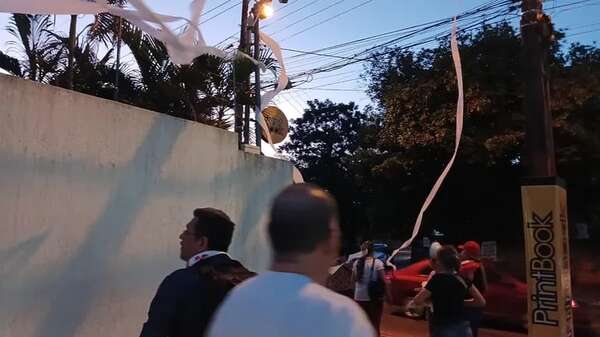 Con papel higiénico contra su casa, escrachan al senador Dionisio Amarilla - Nacionales - ABC Color