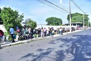 Inmensa fila por gas gratis: Petropar superó stock de recargas con Ñande Gas - Nacionales - ABC Color