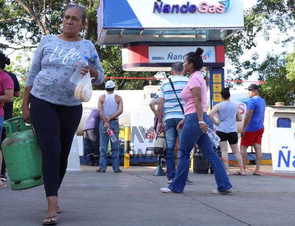 ¡Éxito total de la campaña Ñande gas en Villa Elisa!: 550 familias recibieron cargas gratuitas