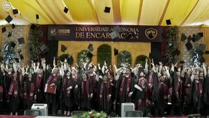 Emocionante ceremonia de graduación en la Universidad Autónoma de Encarnación