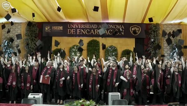 Emocionante ceremonia de graduación en la Universidad Autónoma de Encarnación