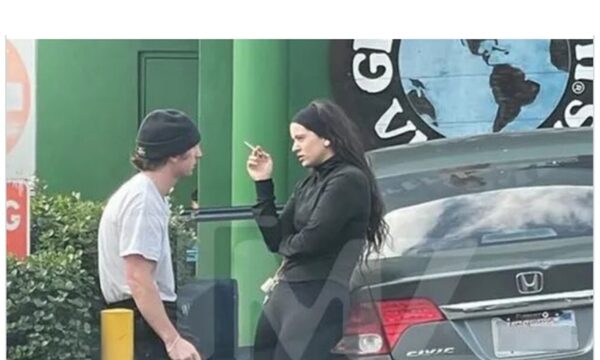 Rosalía sorprendida con Jeremy Allen White con piernas entrelazadas