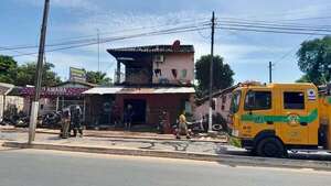 Quema de basuras provoca el incendio de una casa en San Antonio - Policiales - ABC Color