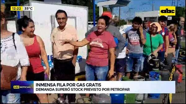 Video: Inmensa fila por gas gratis - ABC Noticias - ABC Color