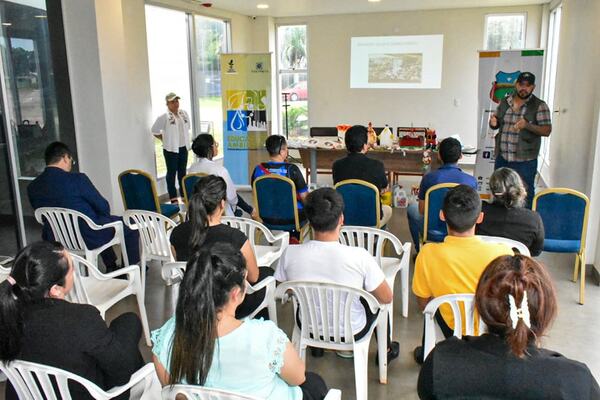 EN CAMBYRETÁ SE LLEVÓ ADELANTE IMPORTANTE CHARLA SOBRE MANEJO DE RESIDUOS - Itapúa Noticias