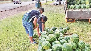 Agricultor produce y vende sandías en Colonias Unidas