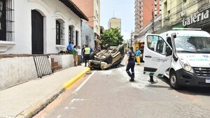 Aparatoso vuelco de vehículo deja heridos y daños materiales en Asunción