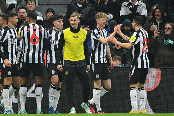 Versus / Con Almirón en cancha, Newcastle le da un duro golpe al Manchester United