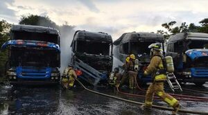 Cuatro camiones cisterna se incendiaron en San Antonio