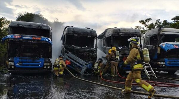 Cuatro camiones cisterna se incendiaron en San Antonio