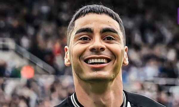 ¡Hinchas de Newcastle le hicieron una bandera a Almirón!