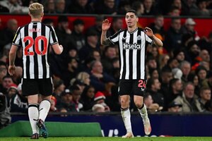 Versus / ¡Ídolo total! La hinchada del Newcastle le hizo una increíble bandera a "Miggy"