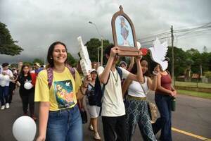 Jóvenes peregrinaron con alegría junto a la Virgen •