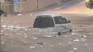 CDE: Furioso raudal arrastró varios vehículos en zona baja del microcentro - Noticias Paraguay