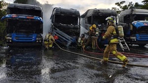 San Antonio: Bomberos controlan incendio de camiones de gran porte - Noticias Paraguay