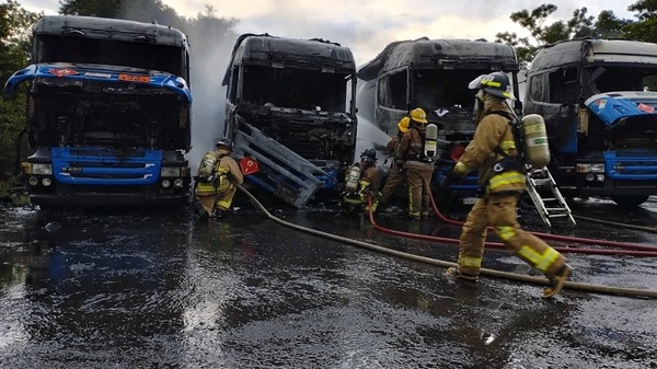 San Antonio: Bomberos controlan incendio de camiones de gran porte - Noticias Paraguay