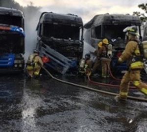 San Antonio: Bomberos controlan incendio de camiones de gran porte - Paraguay.com
