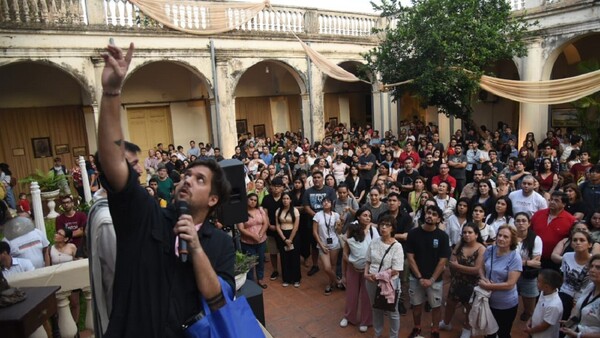 La noche de los palacios da vida al centro de Asunción con colorido recorrido y mucha gente