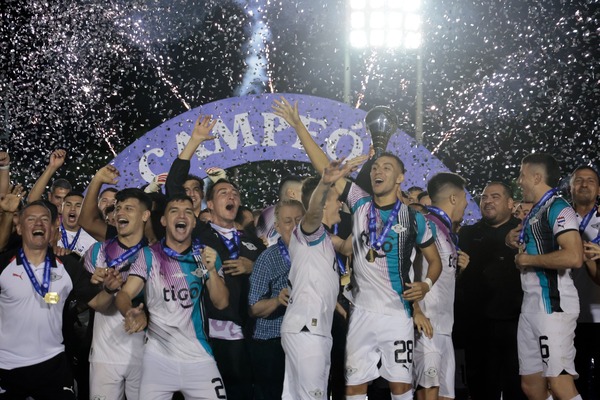 Triple corona: Libertad se alzó con la Copa Paraguay - trece