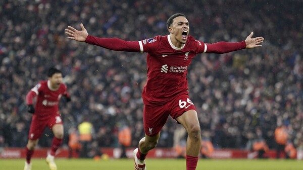 Dos golazos y una victoria agónica del Liverpool
