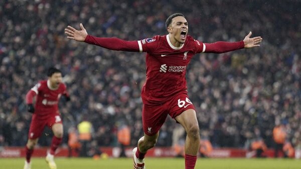 Dos golazos y una victoria agónica del Liverpool