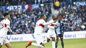 Mbappe y Arnau Tenas aplacan el fuego