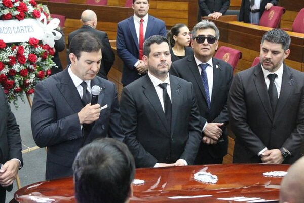 Colegas legisladores despiden a Walter Harms en el Congreso