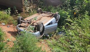 Auto volcó en peligroso puente en Concepción
