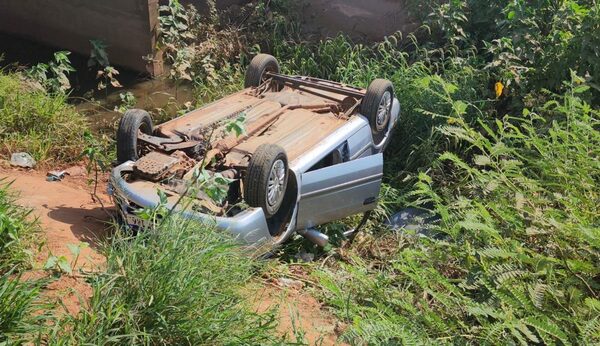 Auto volcó en peligroso puente en Concepción