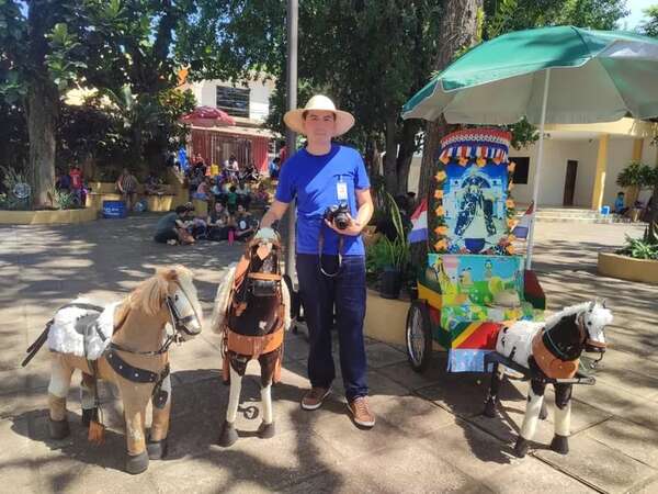 Caacupé: 33 años ofreciendo el icónico “caballito con fotografía” en Tupãsy Ykuá  - Nacionales - ABC Color