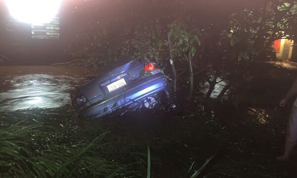 Vehículo es arrastrado por raudal y conductor se salva de milagro