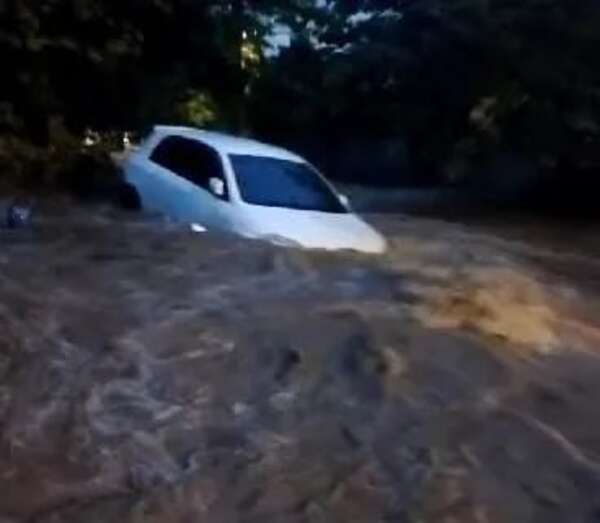 Video: Raudal arrastra vehículo y deja intransitable varias calles y avenidas - ABC en el Este - ABC Color