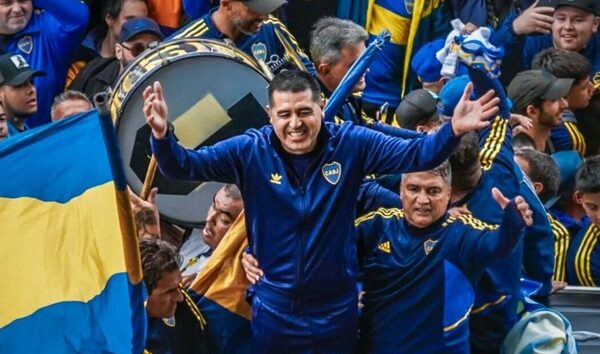 Versus / Riquelme lidera protesta de miles de hincha "xeneizes" por suspensión de elecciones