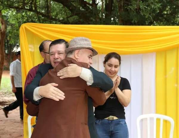 Denunciado por el Indert ahora lidera entrega de títulos de lotes fiscales - Política - ABC Color