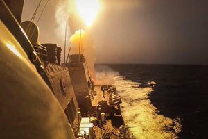 Un buque de guerra de EEUU y otros barcos comerciales fueron atacados en el Mar Rojo, reveló el Pentágono