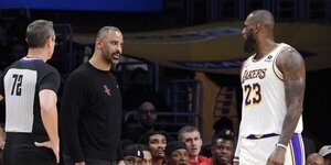 El entrenador de los Rockets, a LeBron: “Para de llorar como una perra. ¡Cobarde!”