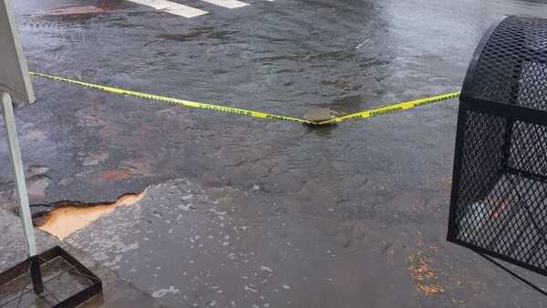 Madre e hijo cayeron a un pozo ciego tras desmoronarse la calle