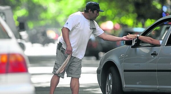 Diario HOY | Cuidacoches de Parxin están contentos y expectantes: "No vamos a tocar plata"