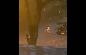 [VIDEO] Valientes hombres rescatan a toda una familia que fue arrastrada por el raudal