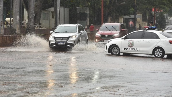 Lluvias intensas y clima cálido marcan el inicio de la semana en 10 departamentos