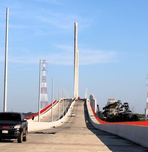 El puente Héroes del Chaco transita su etapa final con asfaltado e instalación de luces - .::Agencia IP::.