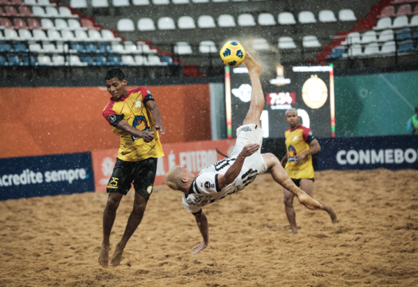 Versus / Arrollador comienzo de Libertad y Hayes en la Libertadores de playa