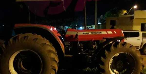Tractor hurtado de la prefectura de Ponta Porã fue recuperado en la Colonia Cerro Cora'i - Oasis FM 94.3