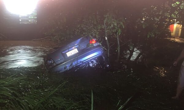 CDE: conductor se salva de milagro tras ser arrastrado por el raudal